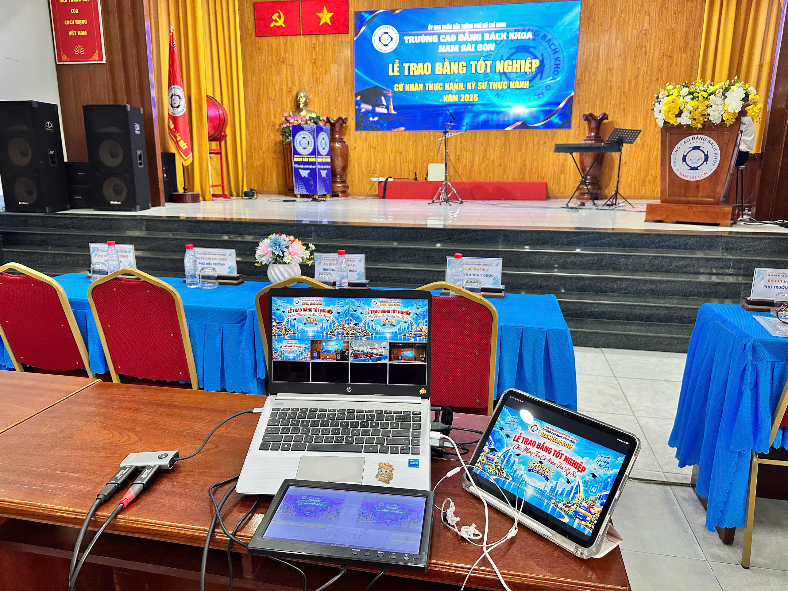 Không gian làm việc & Thiết bị